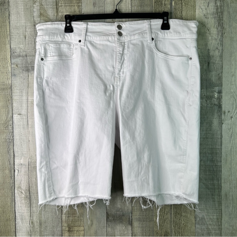 Rebel Rebel Wilson 22W White Bermuda Stretch Denim Shorts w/Raw Hem 5 Pockets
